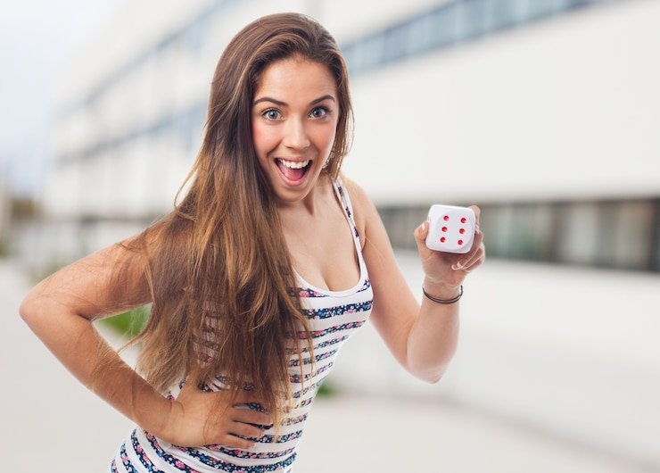 Phone displaying Texas Hold'em Bonus table on 25 togel app